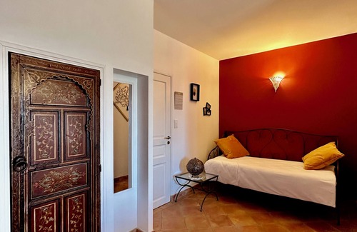 La Fagette Cama Y Desayuno | Maison Oléa - "Pourpre" guest room overlooking the Vézère valley