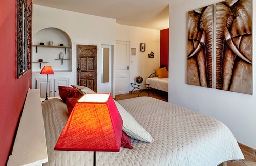 La Fagette Cama Y Desayuno | Maison Oléa - "Pourpre" guest room overlooking the Vézère valley