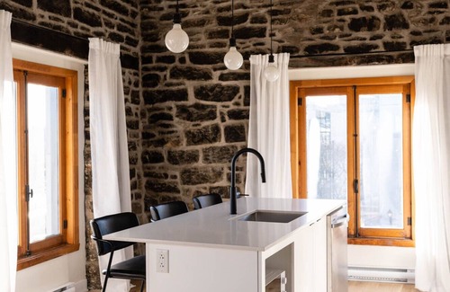 Old Montreal Apartamento | Maison Place Royale by Luxury In Transit