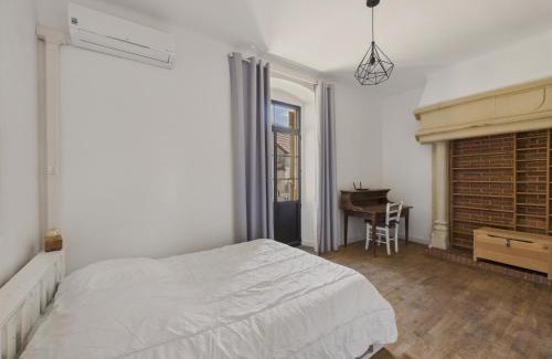 Saint-Leon-sur-Vezere Casa | Maison pour 5 avec cour extérieure dans le centre