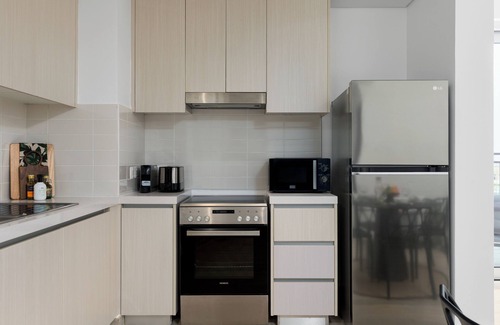 Abu Dhabi Apartamento | Maison Privee – Chic Yas Island Escape w/ Iconic Ferrari World Vws