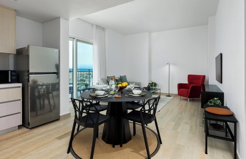 Abu Dhabi Apartamento | Maison Privee – Chic Yas Island Escape w/ Iconic Ferrari World Vws