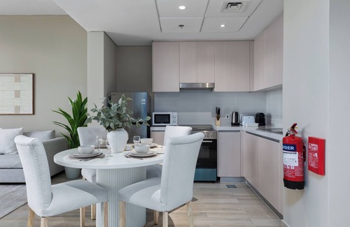 Abu Dhabi Apartamento | Maison Privee - Modern Hideaway w/ Canal Views on Yas Island
