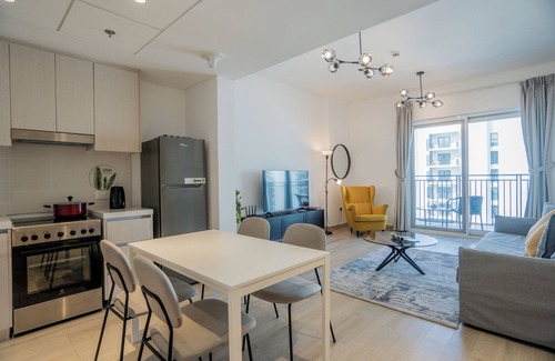 Abu Dhabi Apartamento | Maison Privee - Modern Yas Island Escape w/Peaceful Canal Views