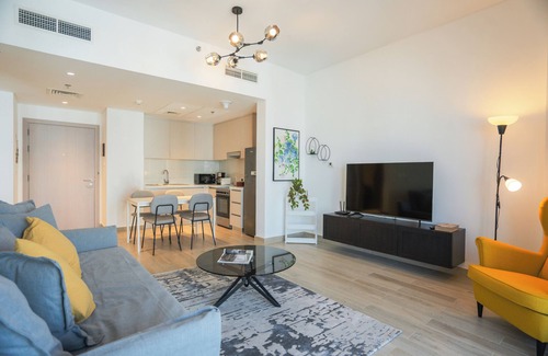 Abu Dhabi Apartamento | Maison Privee - Modern Yas Island Escape w/Peaceful Canal Views