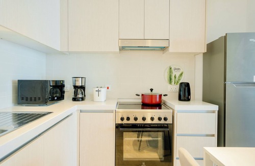 Abu Dhabi Apartamento | Maison Privee - Modern Yas Island Escape w/Peaceful Canal Views