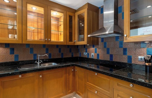 Discovery Gardens Apartamento | Maison Privee - Stylish & Spacious Apartment in Downtown Dubai
