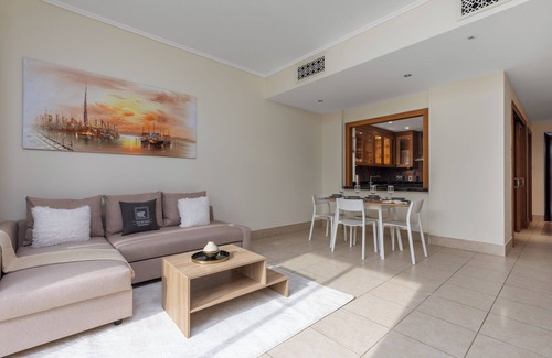 Discovery Gardens Apartamento | Maison Privee - Stylish & Spacious Apartment in Downtown Dubai