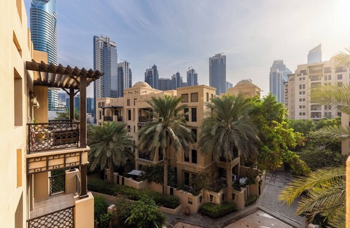 Discovery Gardens Apartamento | Maison Privee - Stylish & Spacious Apartment in Downtown Dubai