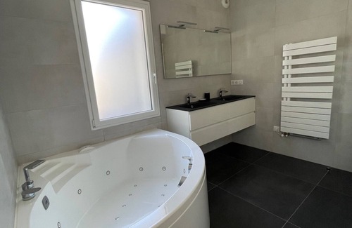 Arcangues Casa | Maison Récente de Cinq Chambres Avec Piscine à 50 Mètres de Biarritz