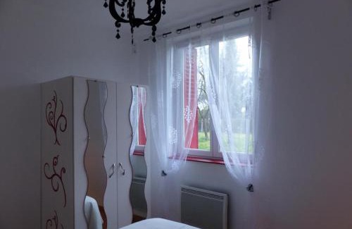 Poezat Casa | Maison rénovée avec cour privée, proche de Gannat, 3 chambres, animaux acceptés, équipements modernes. - FR-1-489-37