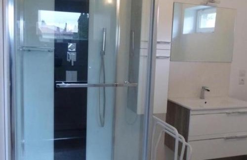 Poezat Casa | Maison rénovée avec cour privée, proche de Gannat, 3 chambres, animaux acceptés, équipements modernes. - FR-1-489-37