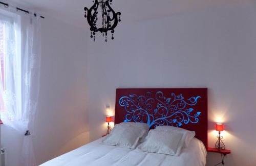 Poezat Casa | Maison rénovée avec cour privée, proche de Gannat, 3 chambres, animaux acceptés, équipements modernes. - FR-1-489-37