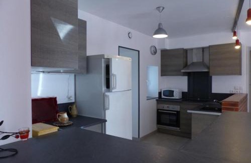 Poezat Casa | Maison rénovée avec cour privée, proche de Gannat, 3 chambres, animaux acceptés, équipements modernes. - FR-1-489-37