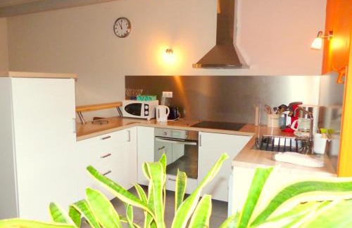 Agonges Casa | Maison rénovée avec jardin, animaux acceptés, climatisation, parking - FR-1-489-36