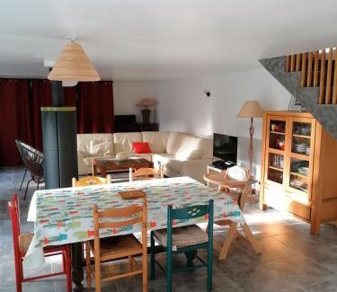 Commes Casa | Maison renovee en pierres séjour spacieux avec jardin et terrasse aménagée près Omaha beach & Bayeux à 5mn de la mer tous commerces