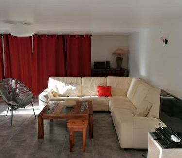 Commes Casa | Maison renovee en pierres séjour spacieux avec jardin et terrasse aménagée près Omaha beach & Bayeux à 5mn de la mer tous commerces