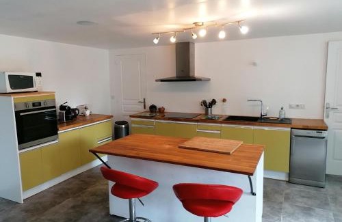 Commes Casa | Maison renovee en pierres séjour spacieux avec jardin et terrasse aménagée près Omaha beach & Bayeux à 5mn de la mer tous commerces
