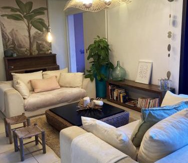 La Montagne Casa | Maison spacieuse pres de Saint Denis avec jardin ferme