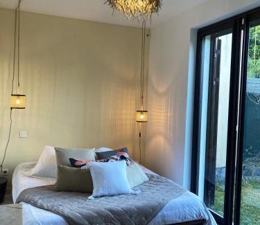 La Montagne Casa | Maison spacieuse pres de Saint Denis avec jardin ferme