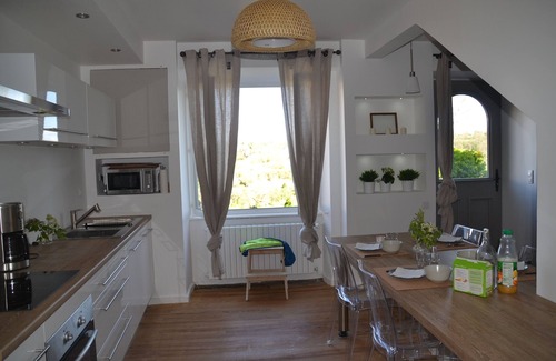 Bozouls Casa | "Maisondeltraouc" gîte with roof terrace and garden offering stunning views.