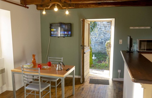 Puy-d'Arnac Casa | Casita en Corrèze | Wifi, TV, terraza y barbacoa, espacios verdes privados.