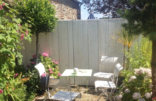 Locquirec Cabaña | Maisonnette Bretonne Typique, Plage à Pieds, Terrasse Fleurie et Parking Privés