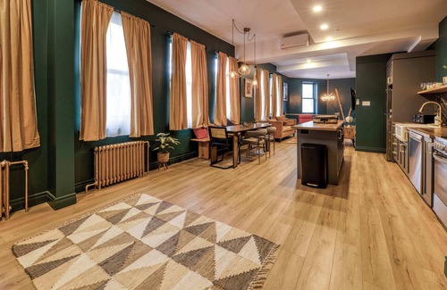 Vieux-Quebec-Cap-Blanc-colline Parlementaire Hotel | Majestic 3-Bedroom Designer Apartment