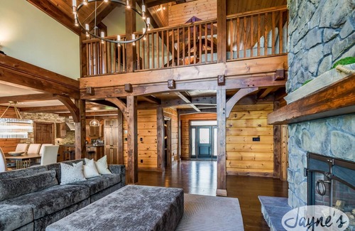 Selwyn Cabaña | Majestic 5bdrm 5bath post & beam cottage on Chemong Lake!