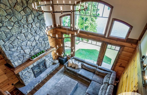 Selwyn Cabaña | Majestic 5bdrm 5bath post & beam cottage on Chemong Lake!