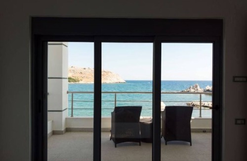 Haraki Villa | Majestic Blue Beachfront Villa