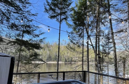 Mauricie Chalet De Esquí | Majestic chalet with spa at the water's edge.