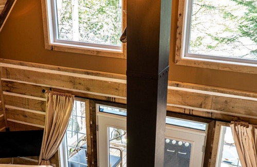 Mauricie Chalet De Esquí | Majestic chalet with spa at the water's edge.