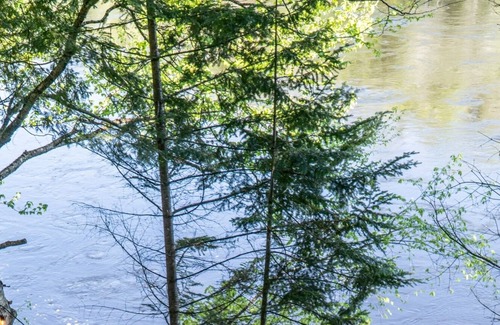 Mauricie Chalet De Esquí | Majestic chalet with spa at the water's edge.