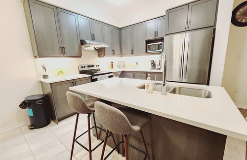 Thorold Casa | Majestic Elegance at The Falls-15 min to Niagara Falls