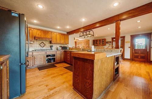 New Plymouth Casa | Majestic & Exclusive Country Home in Hocking Hills
