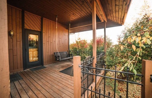 New Plymouth Casa | Majestic & Exclusive Country Home in Hocking Hills