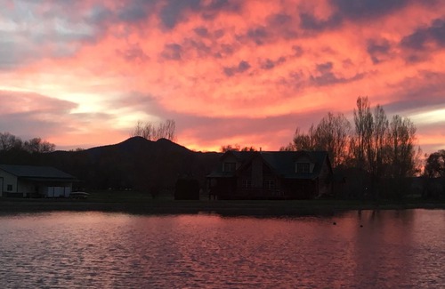 Helena Cabina | Majestic Log home en el lago privado, cerca de la pesca con mosca, natación y senderismo