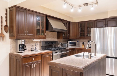 Mississauga Casa | Majestic Mansion with Bar & Entertainment Space