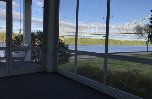 Lansing Casa | Majestic Mississippi River Views! Booking for October!