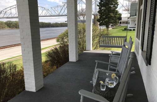 Lansing Casa | Majestic Mississippi River Views! Booking for October!