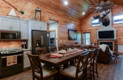 Reeds Spring Cabina | Majestic Moose Lodge - World Class Stone Bridge Village