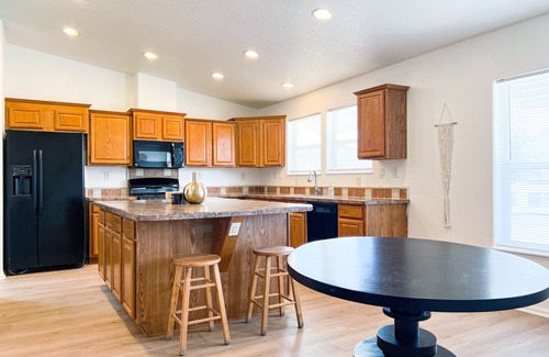 Cottonwood-Verde Village Casa | Majestic Mountain Manor 8-BEDROOM HOME Views. Close to EVERYTHING. 🎣 🧗‍♀️ 🚲 🏊‍♀️ 🎈