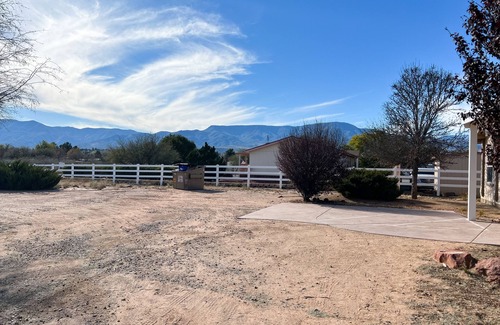 Cottonwood-Verde Village Casa | Majestic Mountain Manor 8-BEDROOM HOME Views. Close to EVERYTHING. 🎣 🧗‍♀️ 🚲 🏊‍♀️ 🎈
