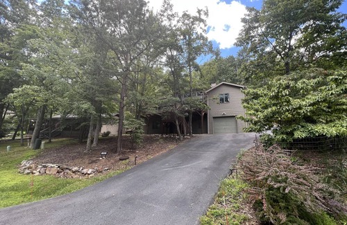 McGaheysville Casa | Majestic Mountain House with Game room, deck, 2 mins from ski slopes