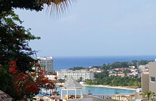 Ocho Rios Condominio | Majestic Ocho Rios Ocean View City Center Condo!