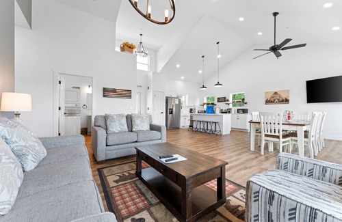 Table Rock Casa | Majestic On Tablerock 5 Bedroom Home by RedAwning