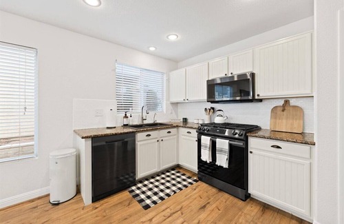 Tule Springs Casa | Majestic Pine 4bd/3 bath Wifi Pool BBQ grill
