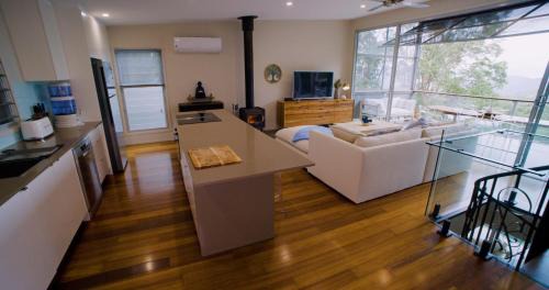 Lower Beechmont Casa | Majestic Views - Stylish Home