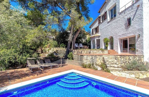 Palleja Villa | Majestuosa Villa y Vistas - ¡a 30km de Barcelona!
